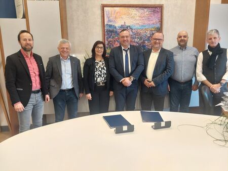 Z desne Uroš Barba (Plama-pur), Sandi Prosen (Plama Termoplasti), Tomaž Umek (Komunala Il. B.), Sanel Hadžiabdić (IPIL), Ester Vičič (dosedanjadirektorica IPIL), Goran Petek (Izoterm Plama)